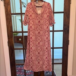 Elegant Magenta and Off-White Maxi Dress